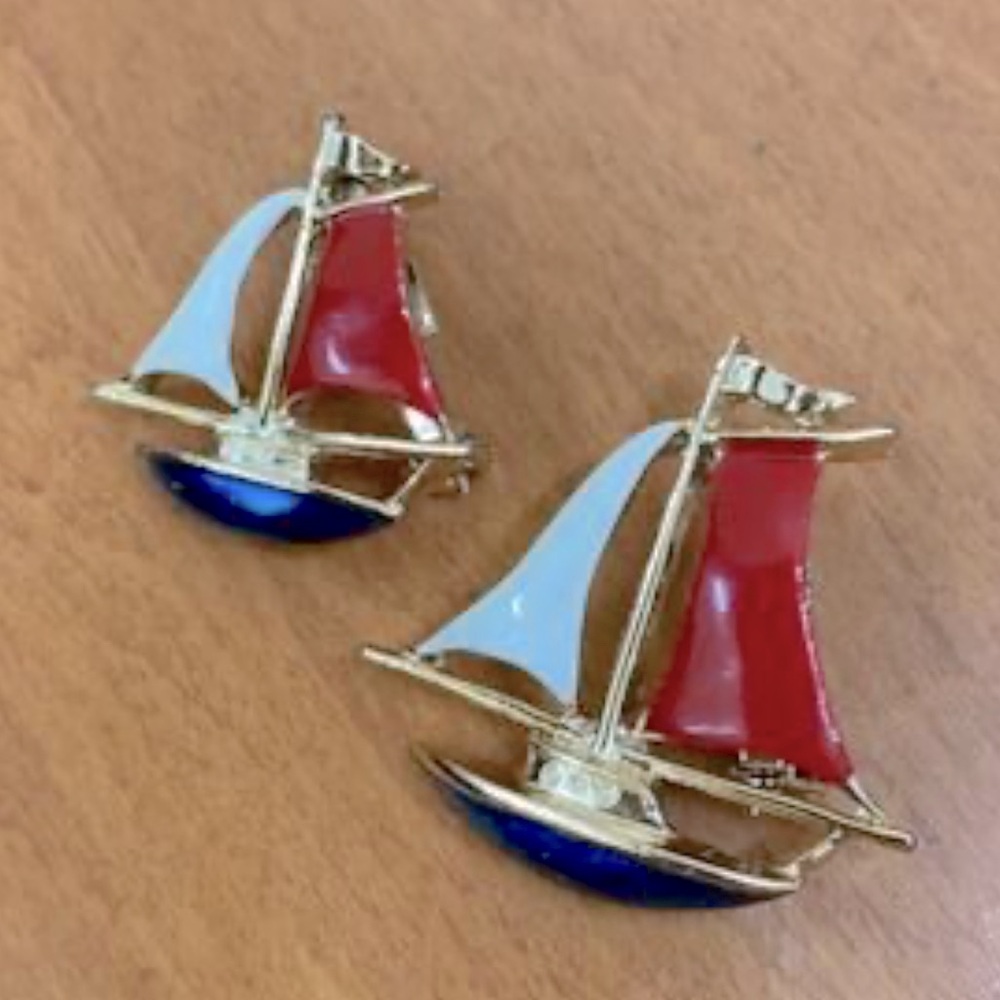 VINTAGE GERRY’S PAIR OF SAILBOAT RED, WHITE & BLUE ENAMEL BROOCHES SET